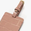 Bagagelabel van blushroze leer met krokodillenreliëf Bagagelabel van blushroze leer met krokodillenreliëf