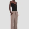 Broek met plooien in de taille in de kleur Limestone