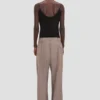 Broek met plooien in de taille in de kleur Limestone