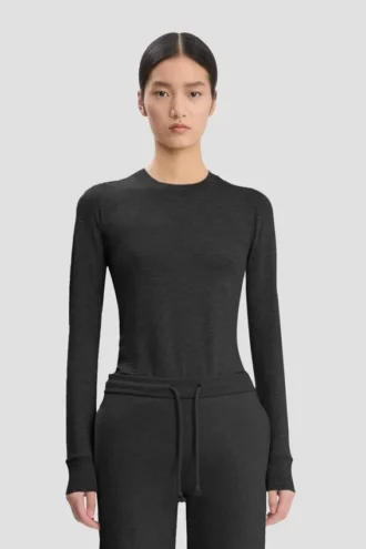 T-shirt met lange mouwen in zwart T-shirt met lange mouwen in zwart