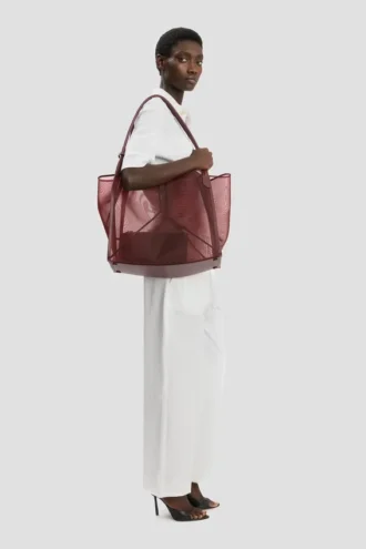 The Victoria-tasse large in bordeauxrood mesh The Victoria-tasse large in bordeauxrood mesh