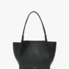 The Victoria-tote in zwart leer