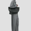 The Victoria-tote in zwart leer