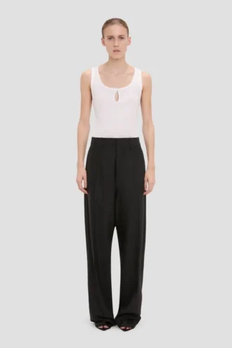 zwart broekmodel met gebogen pijpen 1 330x495 - Zwart broekmodel met gebogen pijpen