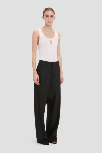 zwart broekmodel met gebogen pijpen 2 330x495 - Zwart broekmodel met gebogen pijpen